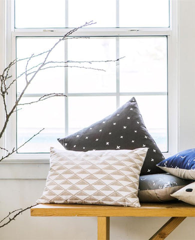 Modern decorative throw pillow - Cotton & Flax